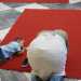 Tutti, anche i bambini, si prostrano quindi a terra in preghiera 